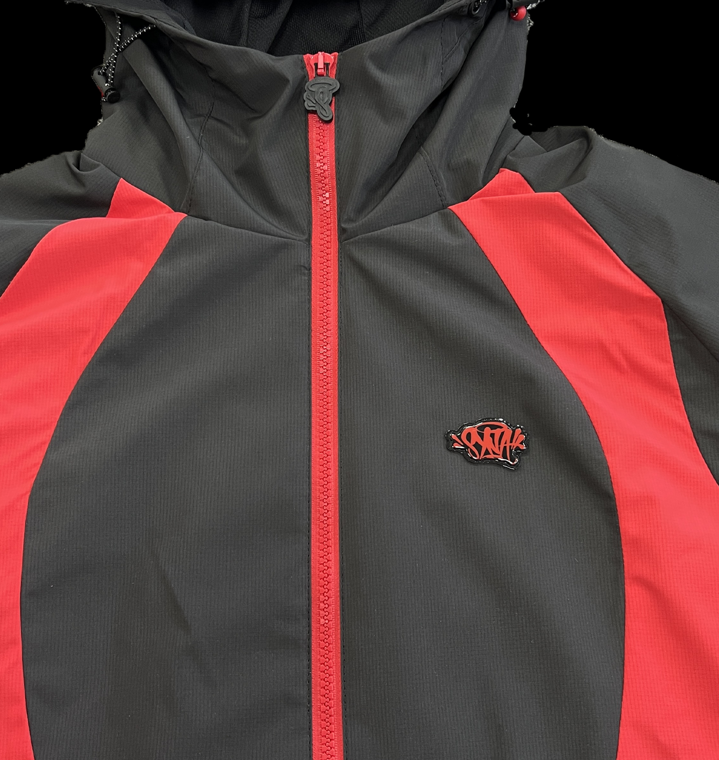 SYNA LOGO VORTEX WOVEN JACKET (BLACK/RED)