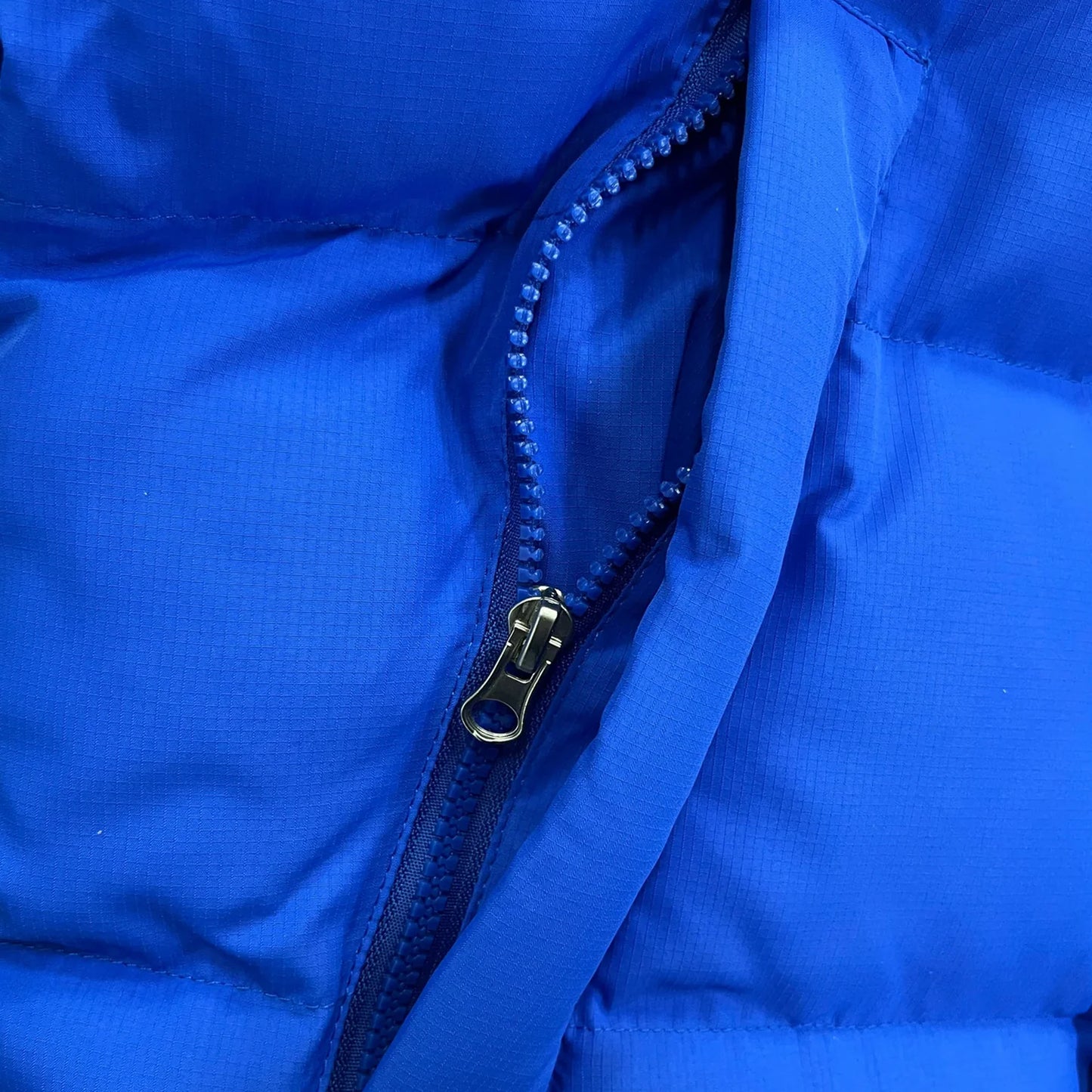 TRAPSTAR DECODED HOODED PUFFER 2.0-(DAZZLING BLUE)