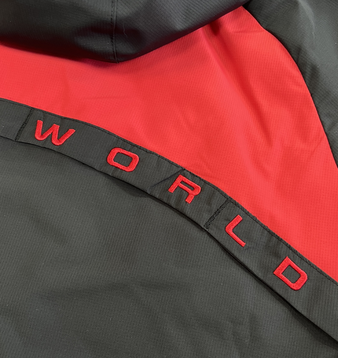 SYNA LOGO VORTEX WOVEN JACKET (BLACK/RED)