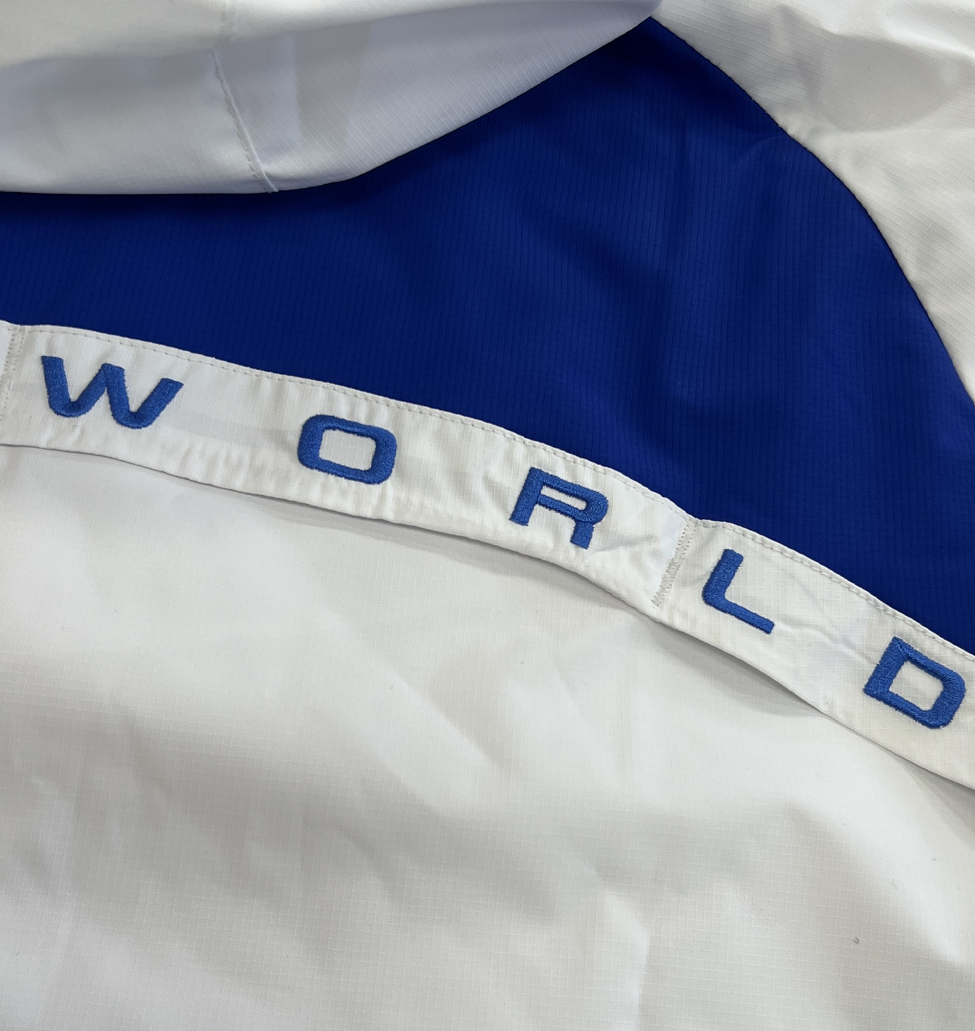 SYNA LOGO VORTEX WOVEN JACKET (WHITE/BLUE)