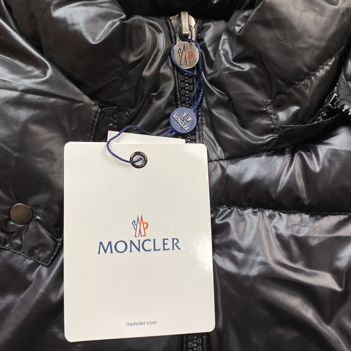 MONCLER MAYA SHORT DOWN JACKET (BLACK)