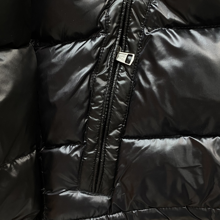 MONCLER MAYA SHORT DOWN JACKET (BLACK)