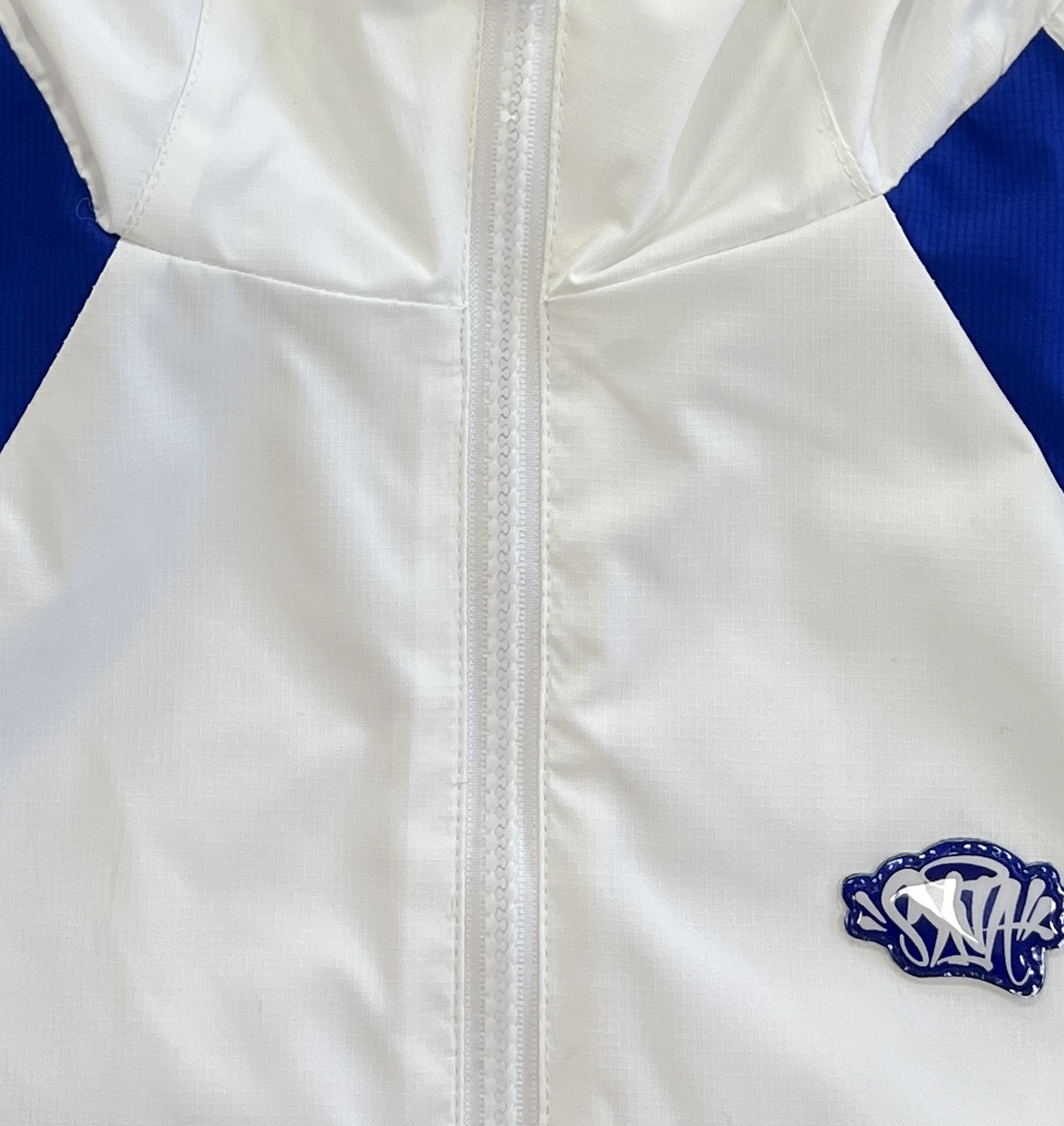 SYNA LOGO VORTEX WOVEN JACKET (WHITE/BLUE)